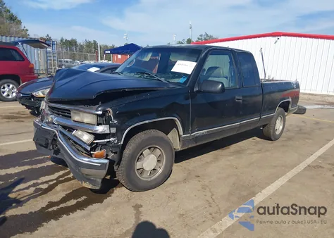 1998 Chevrolet C1500 Fleetside z USA, uszkodzony, nr VIN 1GCEC19M1WE172705